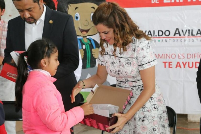 SEDIF entrega calzado escolar en Vetagrande y Guadalupe