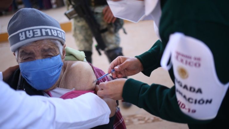 Agradecen personas adultas mayores por recibir la vacuna de refuerzo contra el Coronavirus