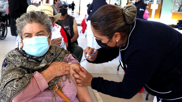 Refuerzan bienestar de adultos mayores zacatecanos con tercera vacuna contra Covid-19