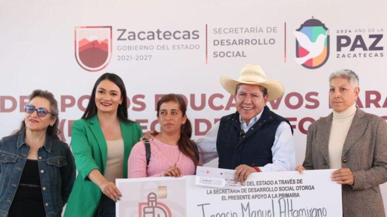 Reciben estudiantes de Pánuco uniformes y útiles escolares