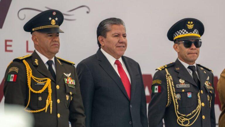 Encabeza David Monreal imposición de insignias militares