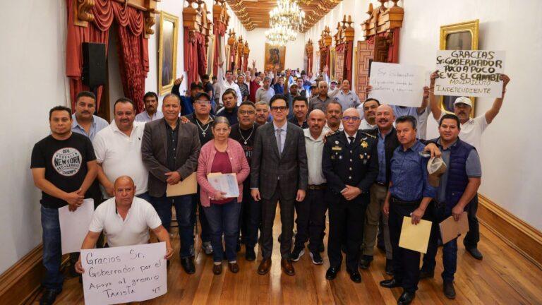 Entregan subsidios a nuevos taxistas