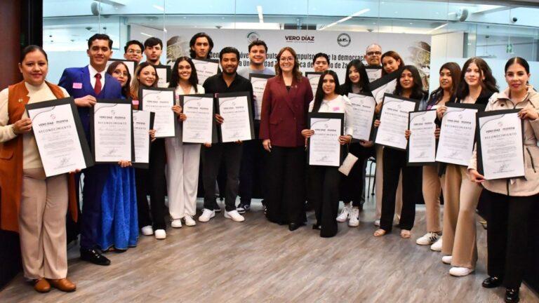 Verónica Díaz recibe a estudiantes zacatecanos en el Senado
