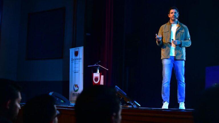 Oso Trava inspira a jóvenes zacatecanos con conferencia