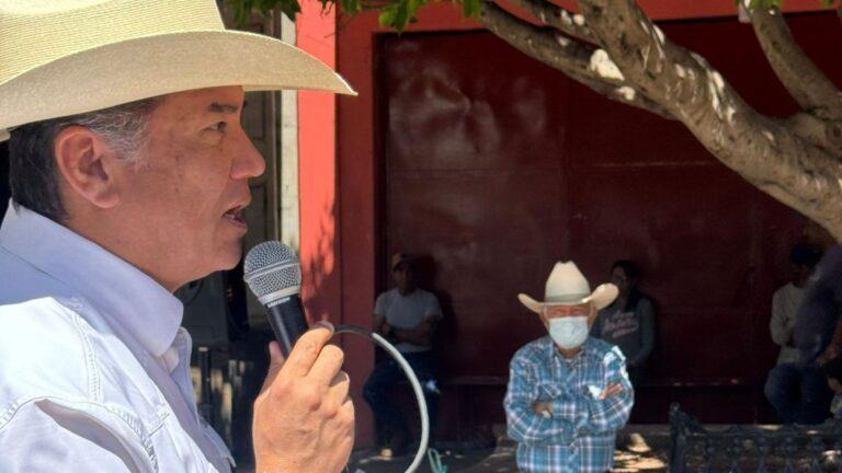 Carlos Puente dialoga con habitantes de Tlachichila